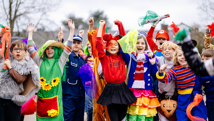 Pänz große Pause 2023 Bunt kostümierte Kinder springen in die Luft, heben die Hände zum Himmel und lachen.