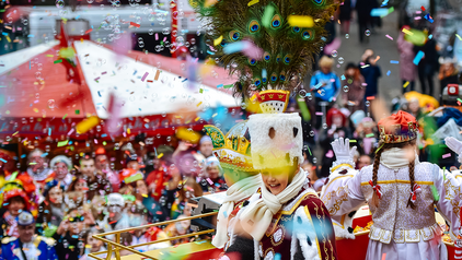 Kölner Kinderdreigestirn auf dem Wagen im Kölner Rosenmontagszug 2017 Das Kölner Kinderdreigestirn der Session 2017 ist hier auf dem Wagen im Kölner Rosenmontagszug von hinten zu sehen. Die Gesichter sind nicht zu erkennen, da viel buntes Konfetti durch die Luft fliegt.